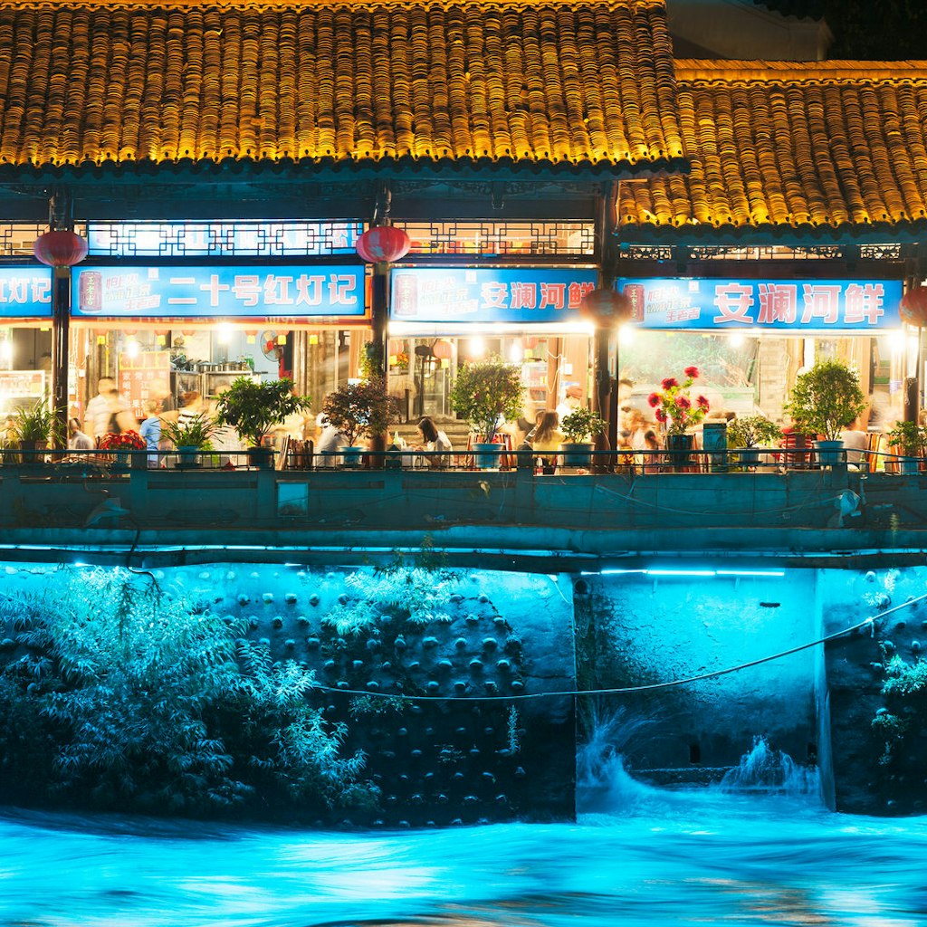 Charming riverside restaurants in Dujiangyan © plej92 / Getty