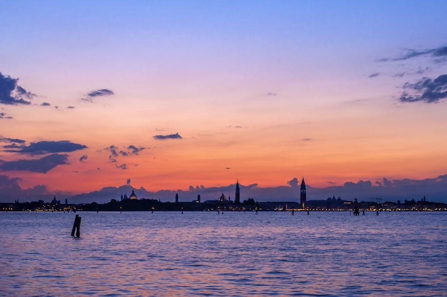 Solnedgång över Venedig sett från Lido