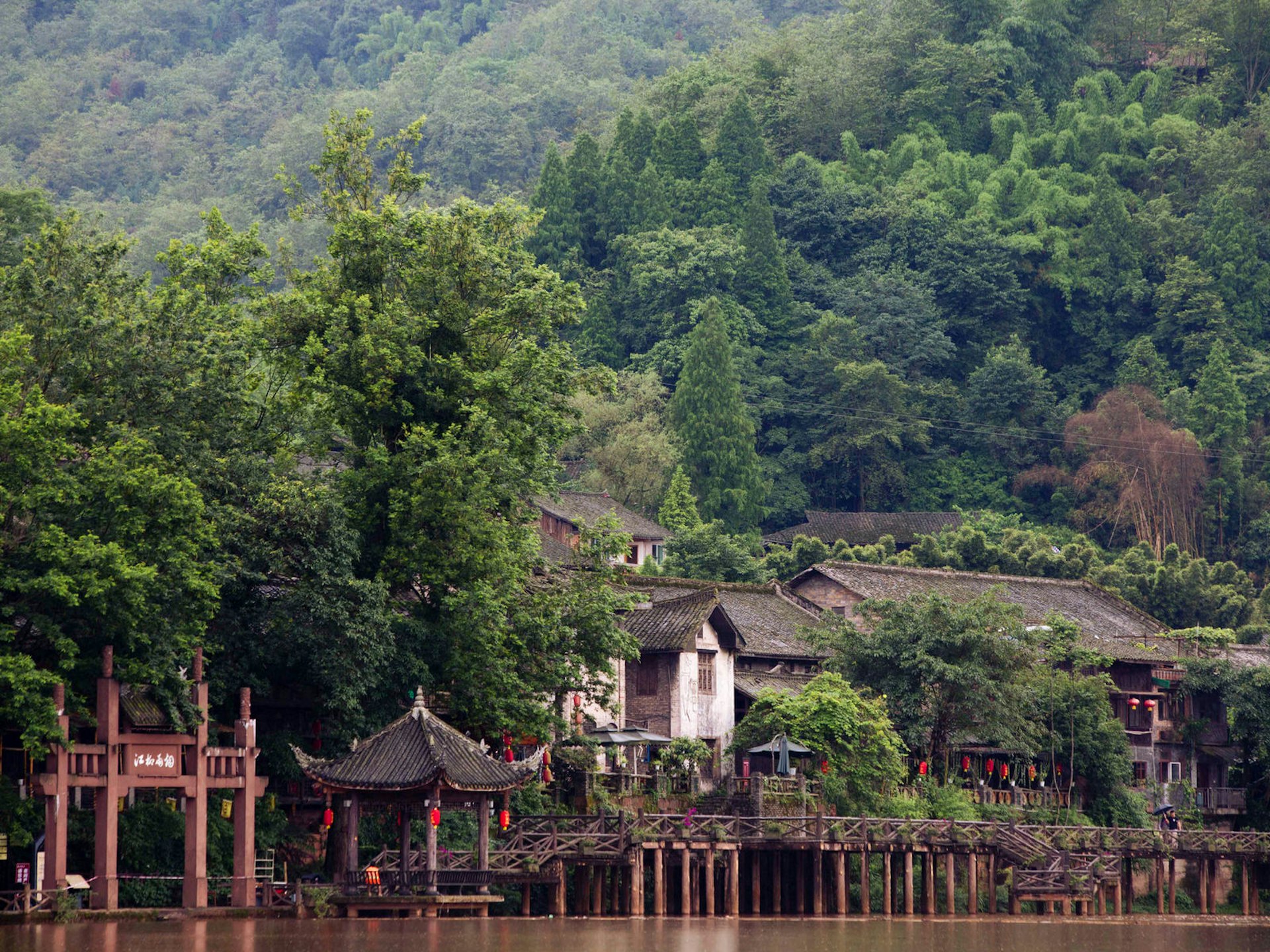 A wooden boardwalk traces the riverfront of sleepy Liujiang © Stephen Lioy / Lonely Planet