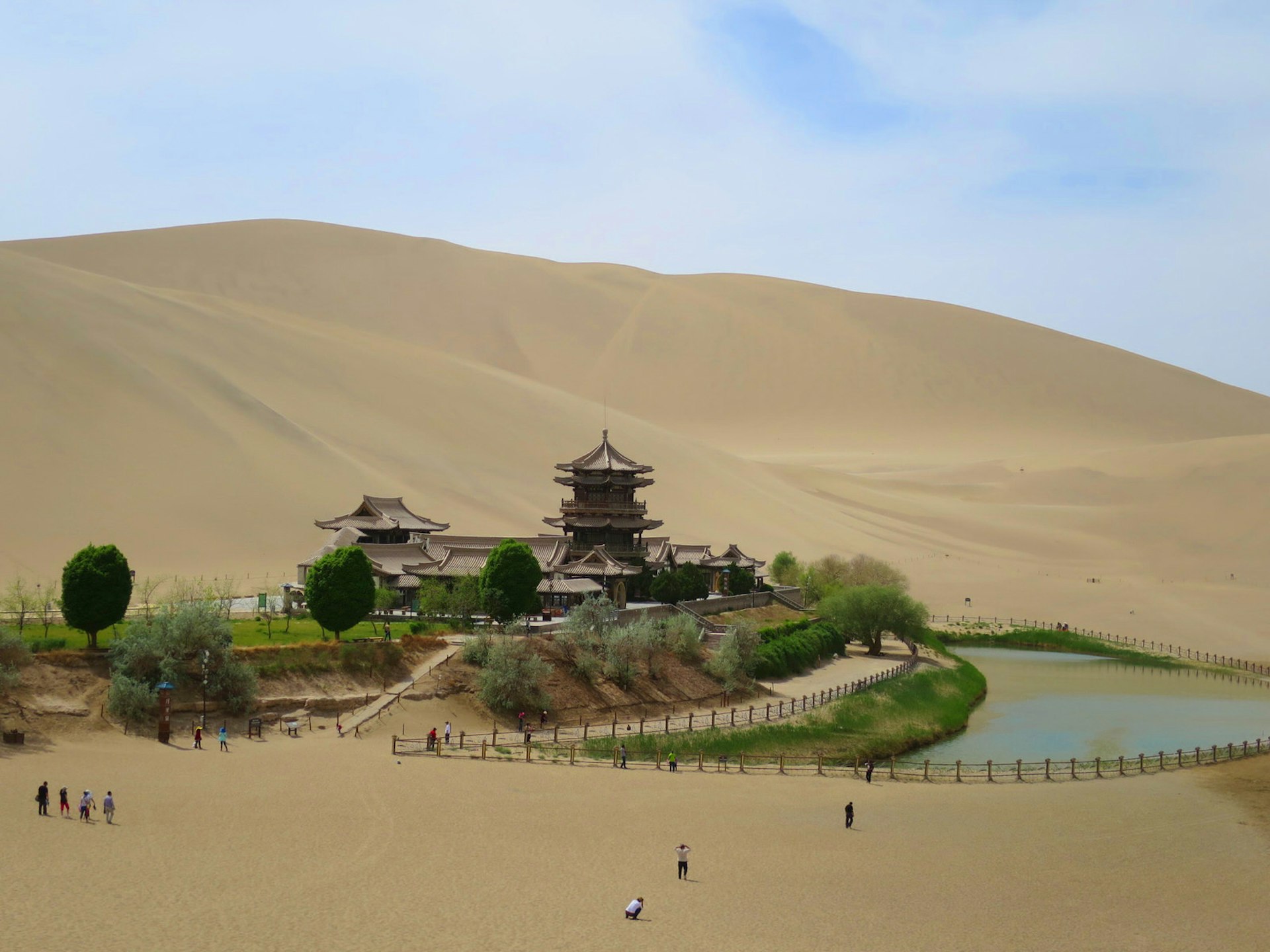 Crescent Lake and Singing Sands Dune © Megan Eaves / Lonely Planet