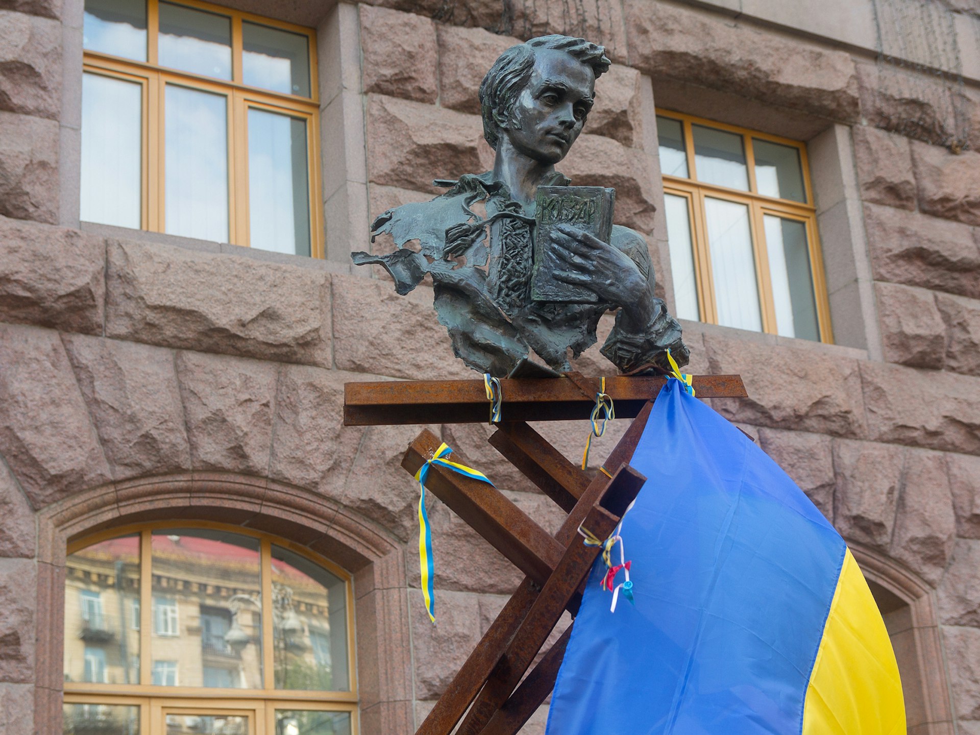 Taras Shevchenko statue near Kyiv's City Hall © DmyTo / Shutterstock