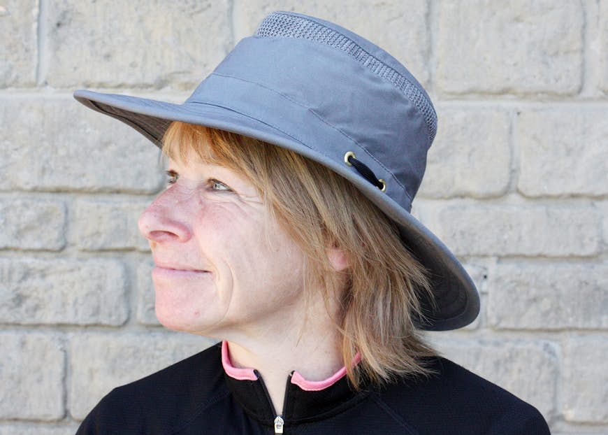 Kom sol eller regn, eller båda, Tilley Hiker's Hat håller dig täckt på leden © David Else / Lonely Planet