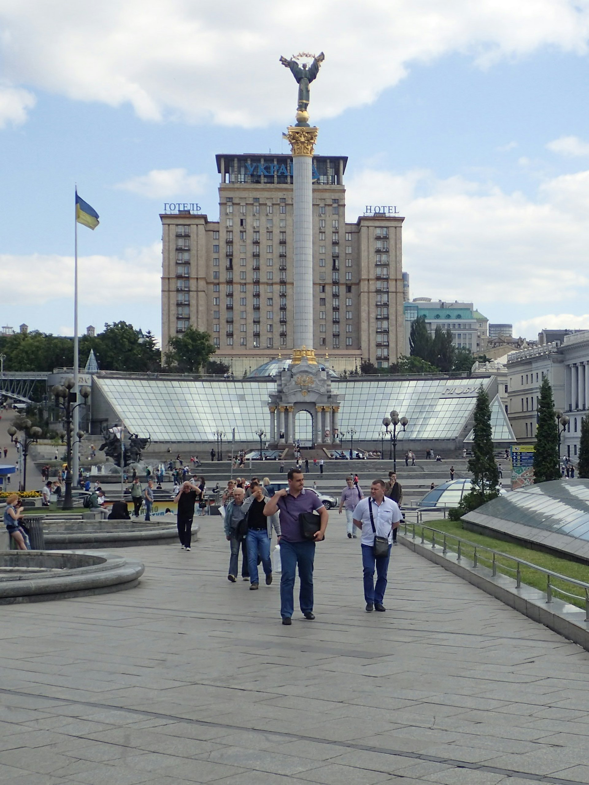 The bustling Maidan Nezalezhnosti in Kyiv © Tim Richards / Lonely Planet