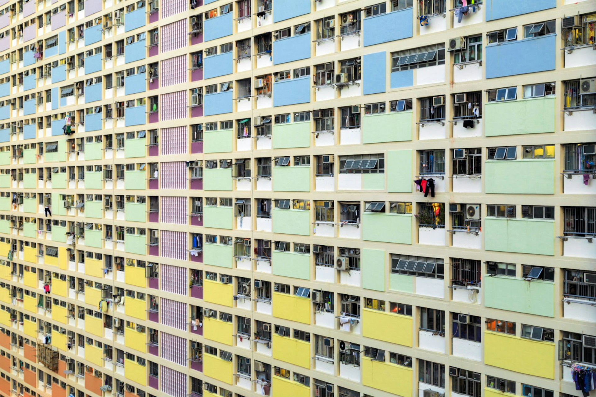 The iconic tones of the Choi Hung Estate © Kenneth lp / Shutterstock