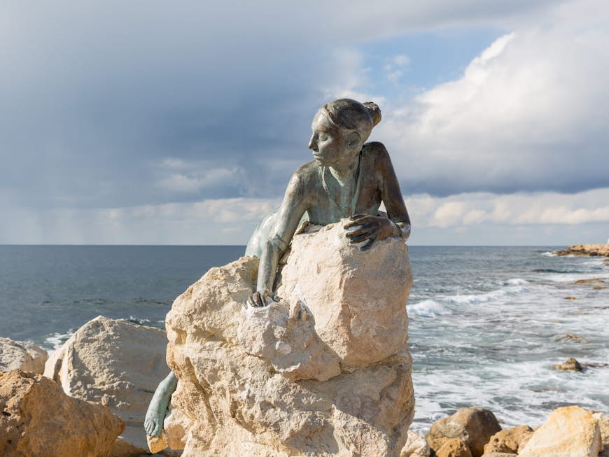 'Sol Alter'-statyn av Yiota Ioannidou på allmän visning i Pafos © Mark Godden / Shutterstock