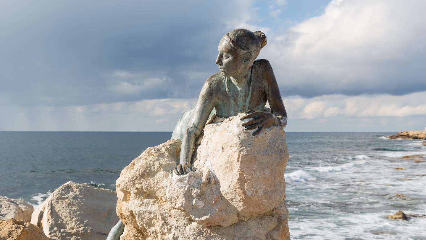'Sol Alter' statue by Yiota Ioannidou on public display in Pafos © Mark Godden / Shutterstock
