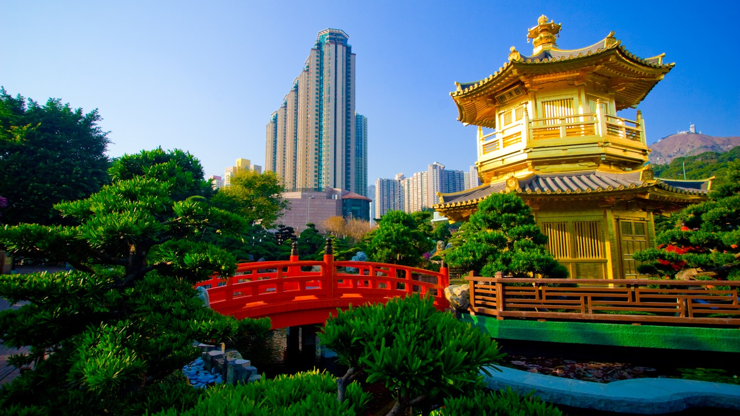 A skyscraper rises above the golden pagoda of Chi Lin Nunnery © Yupgi / Shutterstock