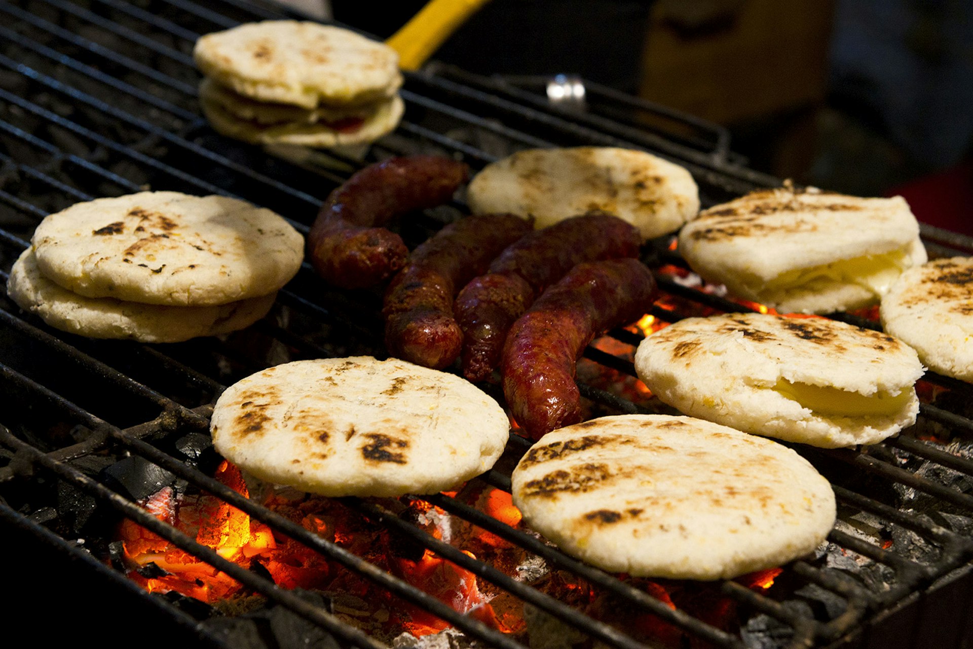 Colombian arepas on the grill with chorizo © William.neauheisel / CC BY 2.0