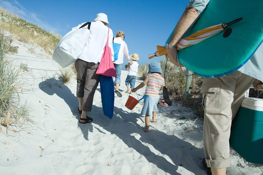 Funktioner - "Familj som går genom sanddyner, bakifrån"