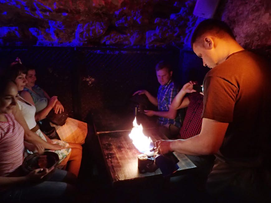 Servitören tänder en Flaming Coffee vid Lviv Coffee Manufacture © Tim Richards / Lonely Planet 