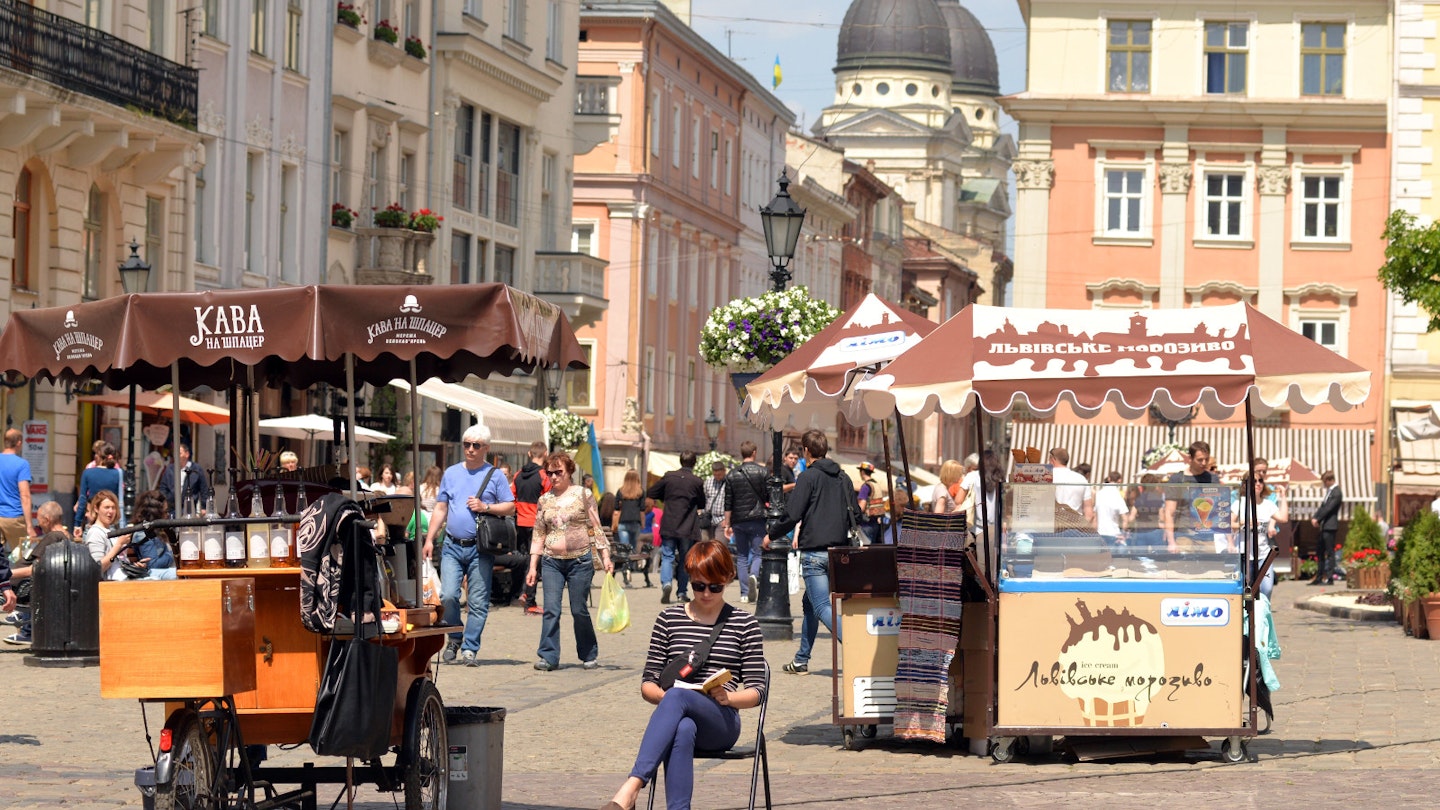 Coffee stand on Lviv's Rynok Square © Bumble Dee / Shutterstock