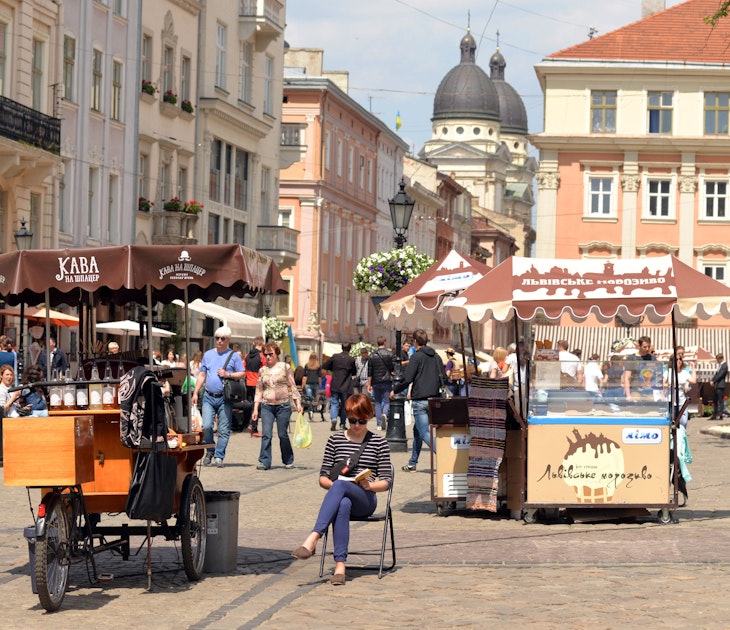 Coffee stand on Lviv's Rynok Square © Bumble Dee / Shutterstock