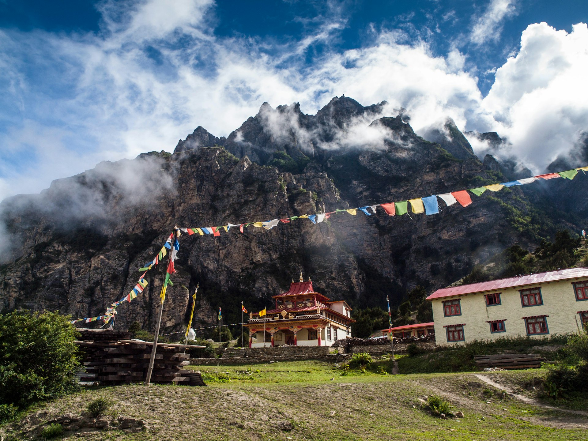 Mists above Nar Phedi Gompa 