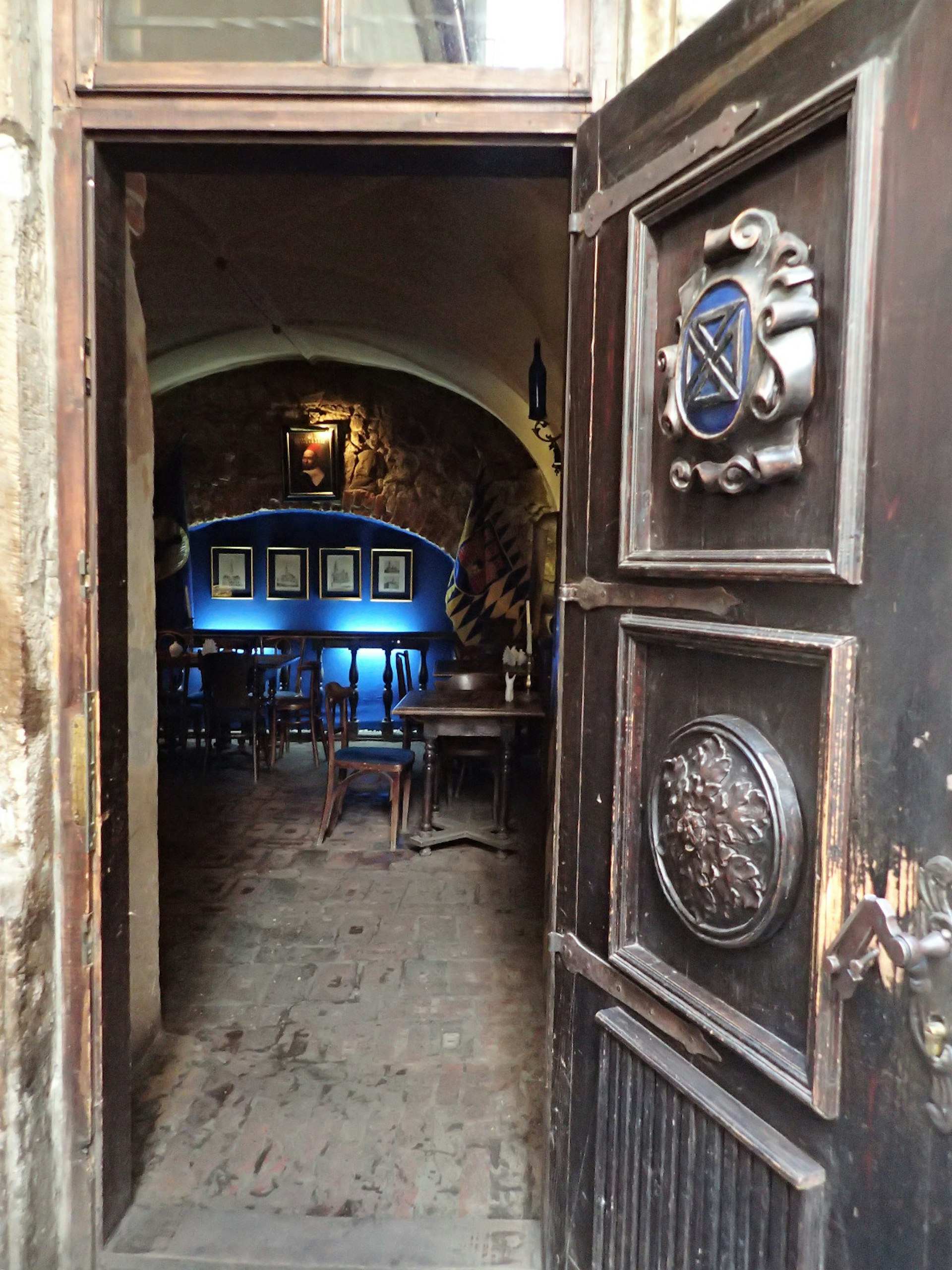 Entrance to Pid Synioyu Plyashkoyu cafe © Tim Richards / Lonely Planet 