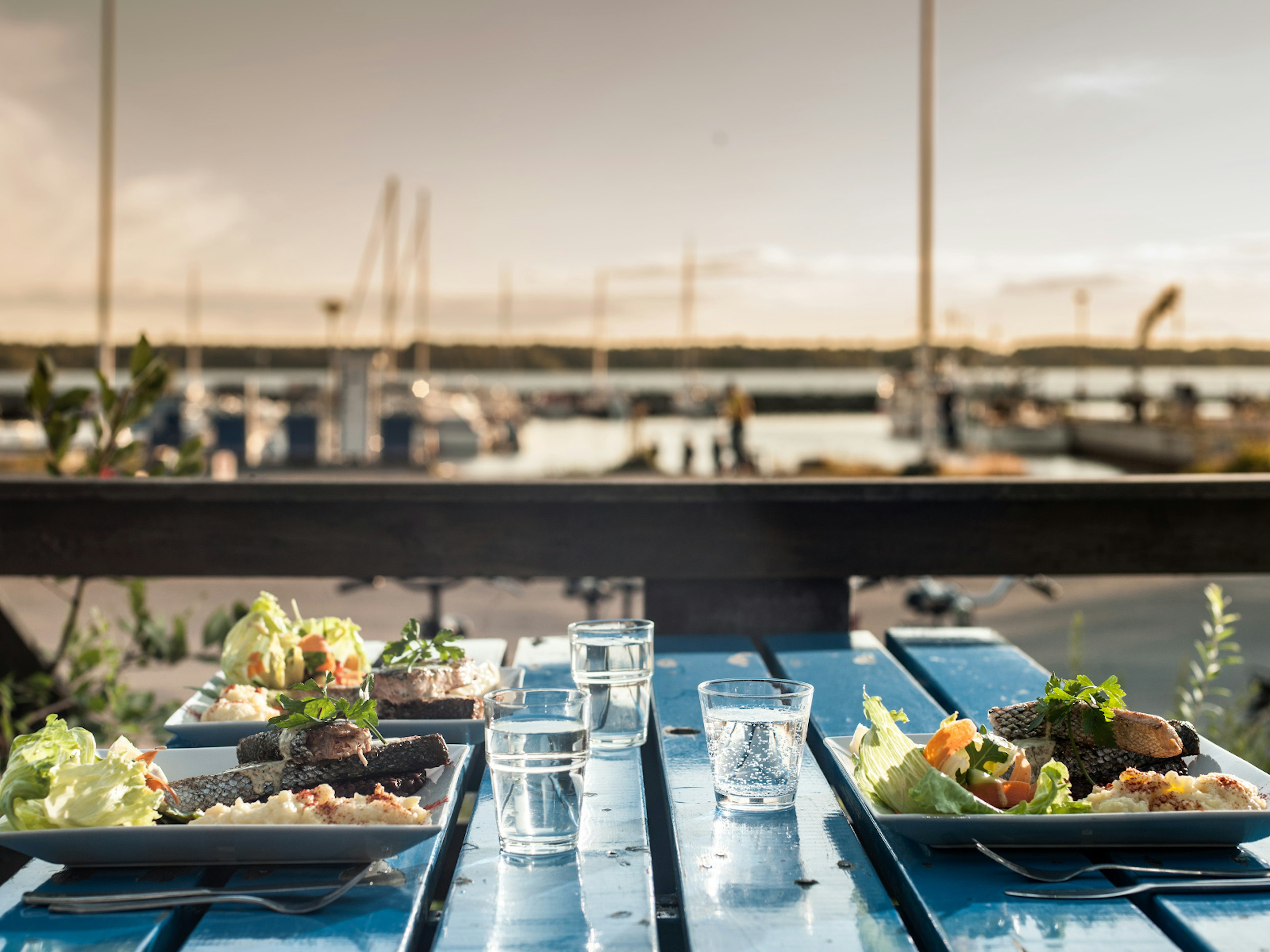 Alfresco dining by the marina in Reykjavík © Antonio Saba / Getty Images