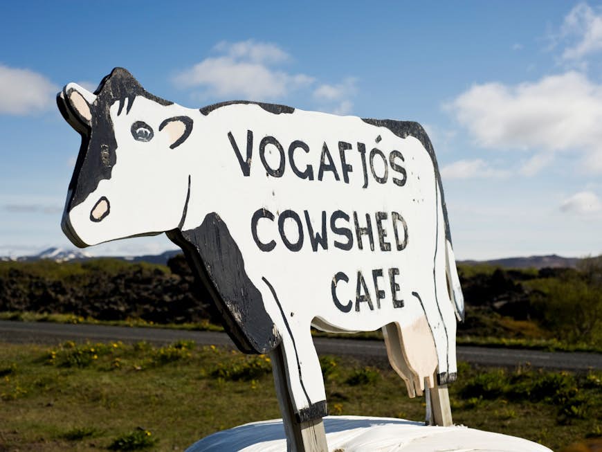 Skylt för Vogafjos ladugårdsrestaurang i regionen Mývatn © Justin Foulkes / Lonely Planet