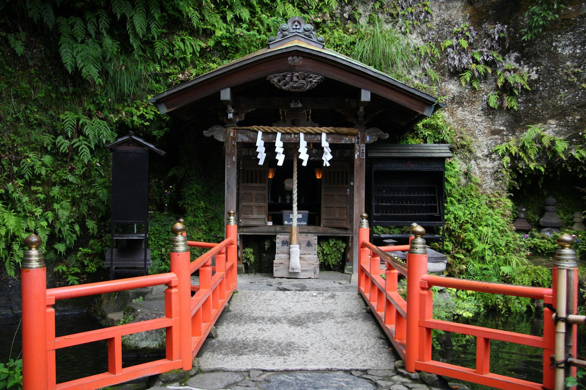 Zeniarai-benten, shrine in Kamakura