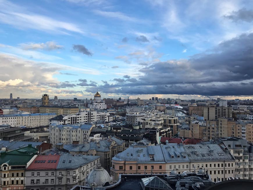 Utsikt över Moskvas skyline från Kiras kontorsfönster © Kira Tverskaya / Lonely Planet