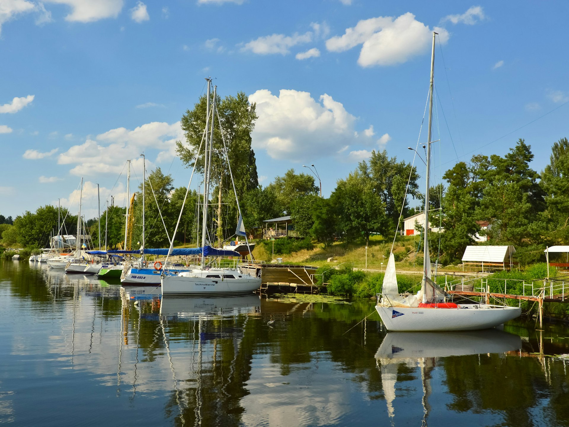 Sailboats on the Dnipro river in Kyiv © Liveoak / Shutterstock