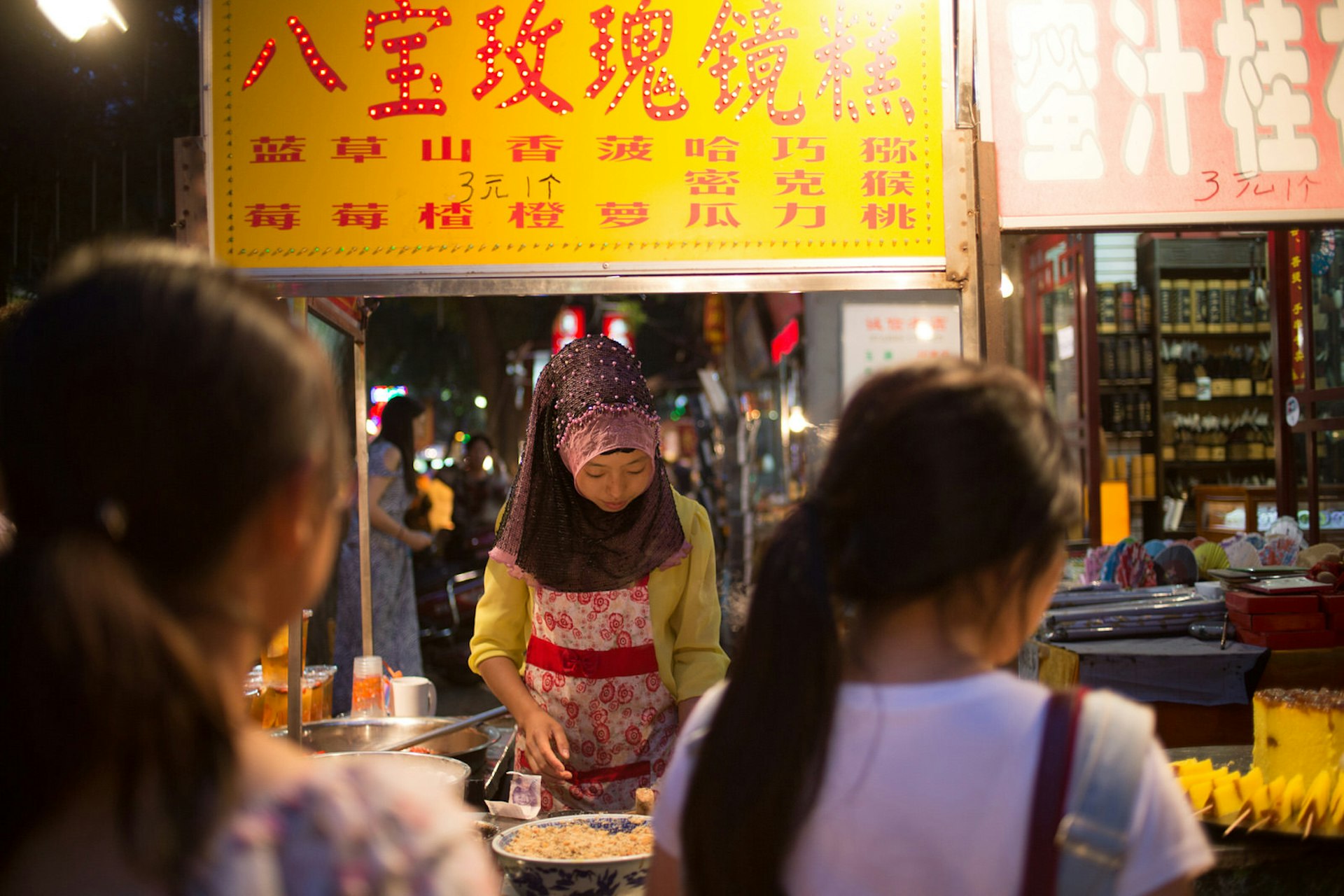 美食家在西安穆斯林季度的后街©Xiao lu chu / getty