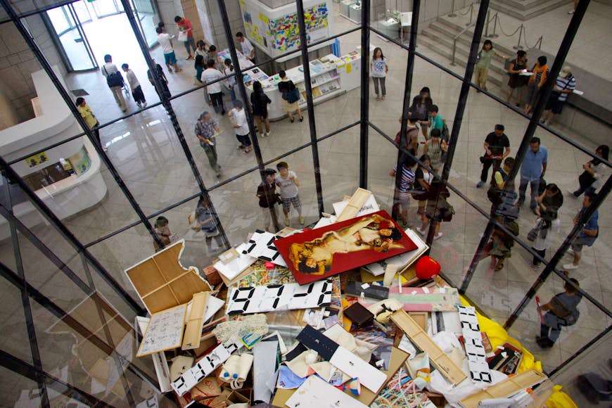 Art Bin (2010/2014) av Michael Landy, installation i 2014 års Yokohama Triennale
