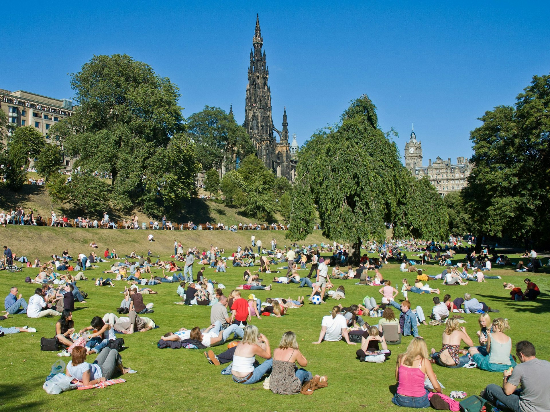 People enjoying a summer day in Edinburgh’s Princes Street Gardens © Fabio Pagani / Shutterstock 