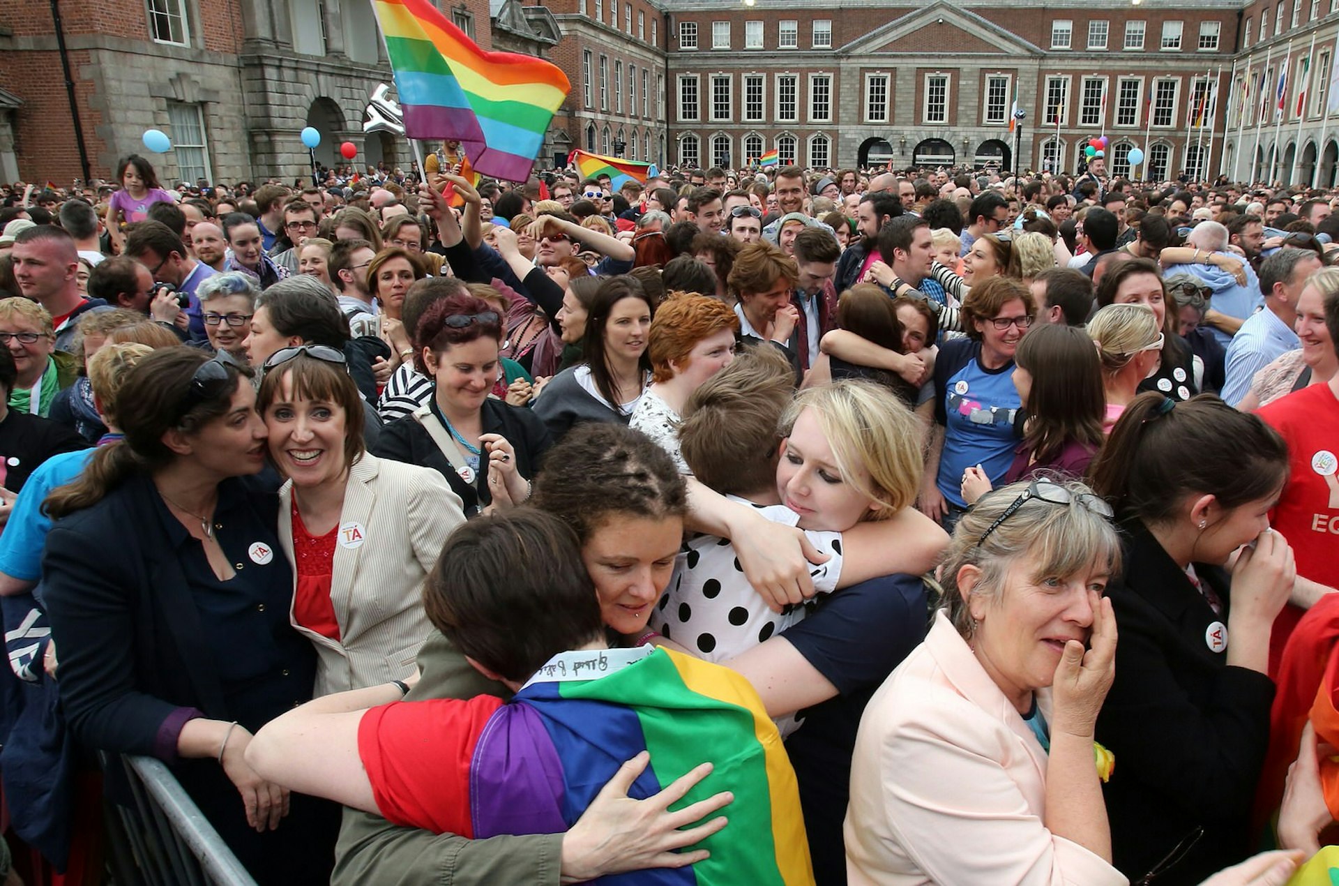 Dubliners celebrate the result of 2015's referendum on same-sex marriage in Dublin Castle's courtyard © Paul Faith / Stringer / Getty Images