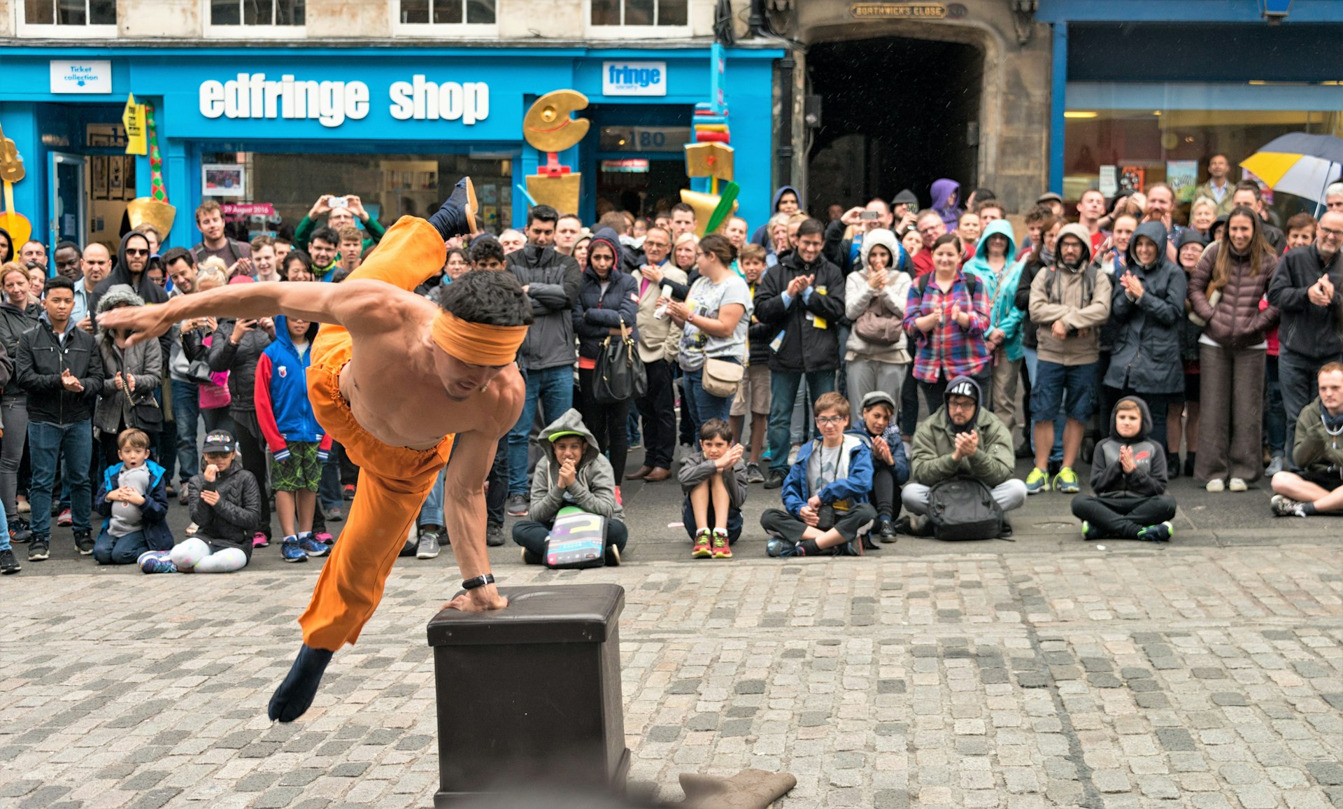 Performers and people fill the streets during the Edinburgh Fringe © georgeclerk / Getty Images