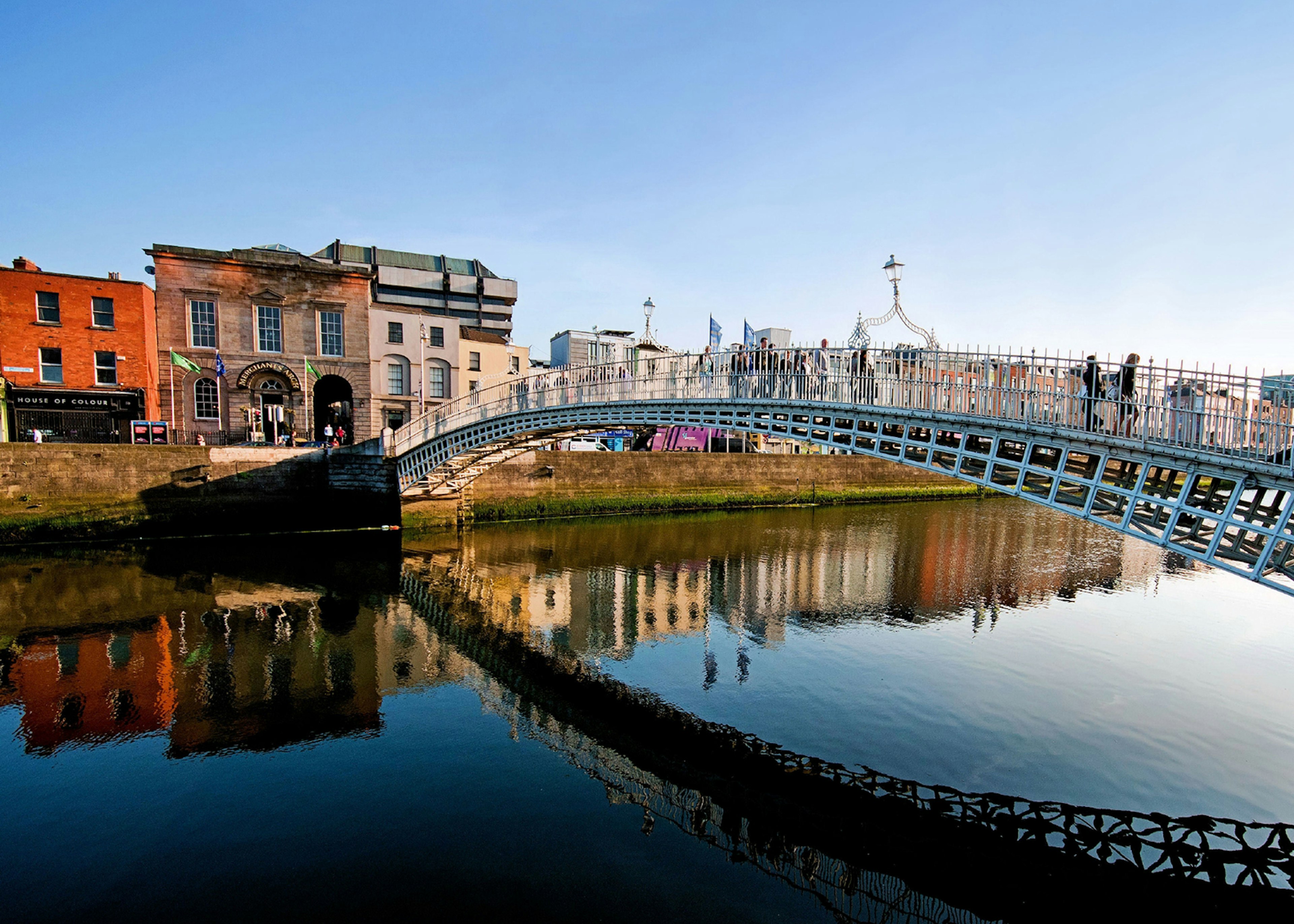 People crossing the Ha'penny Bridge, Dublin © Michelle McMahon / Getty Images