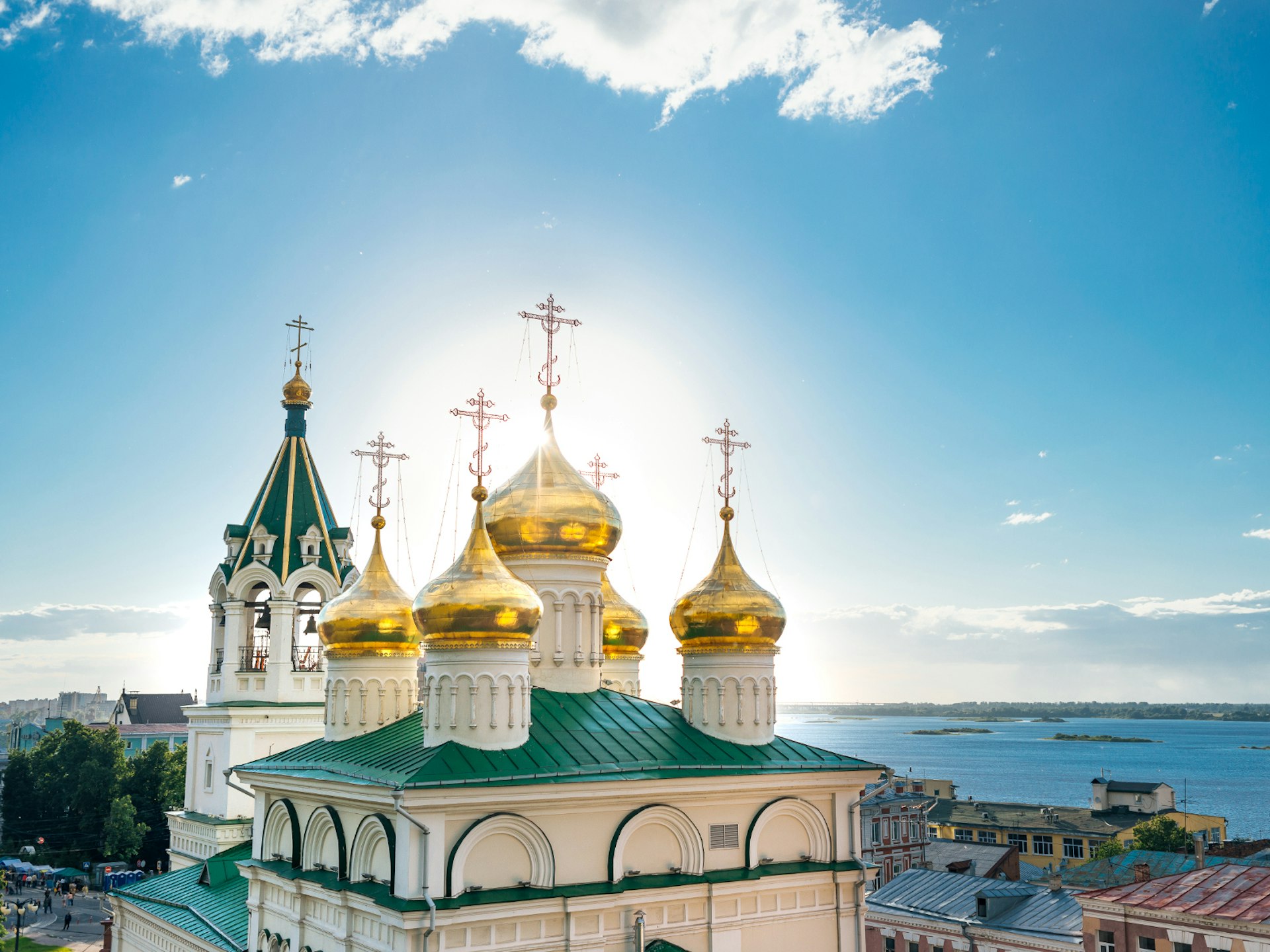 Golden domes of St John the Baptist church above the Volga in Nizhny Novgorod © Vitalii Antonov / Shutterstock