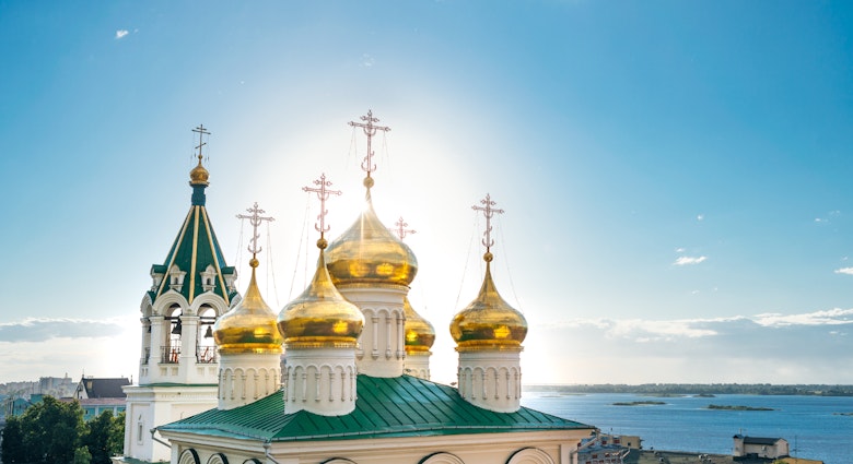 Golden domes of St John the Baptist church above the Volga in Nizhny Novgorod © Vitalii Antonov / Shutterstock