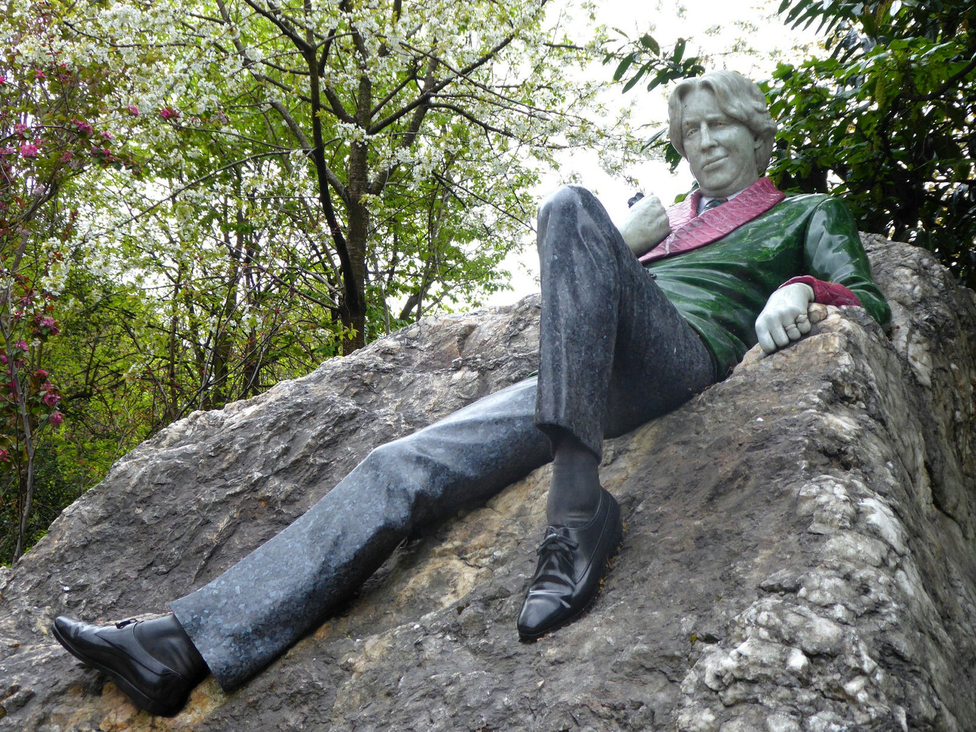Oscar Wilde's statue is opposite his childhood home on Merrion Square © AnneMarie McCarthy / Lonely Planet