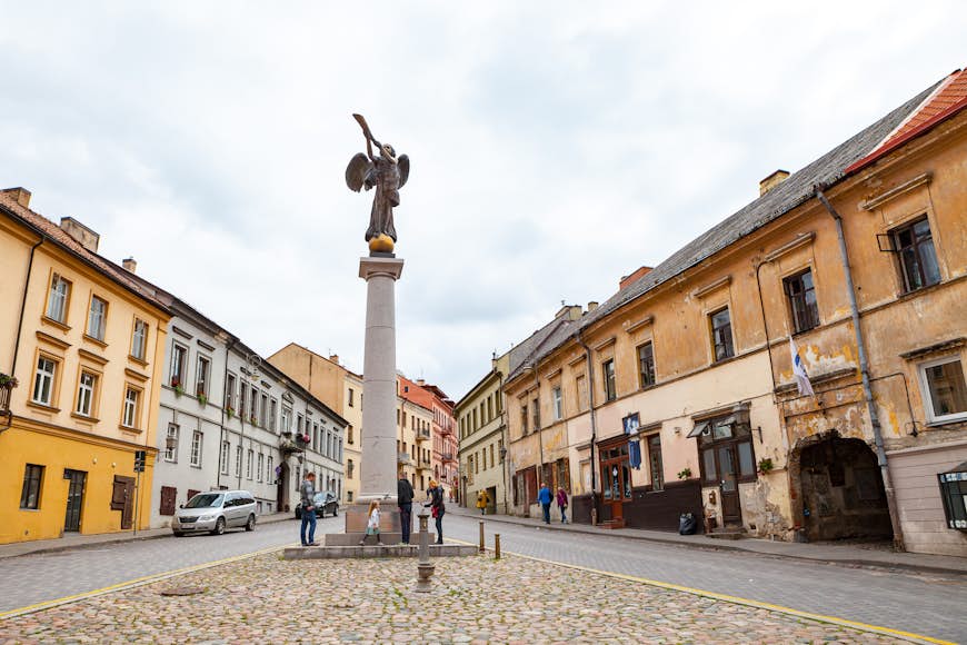 En staty av en ängel som blåser i trumpet i Užupis