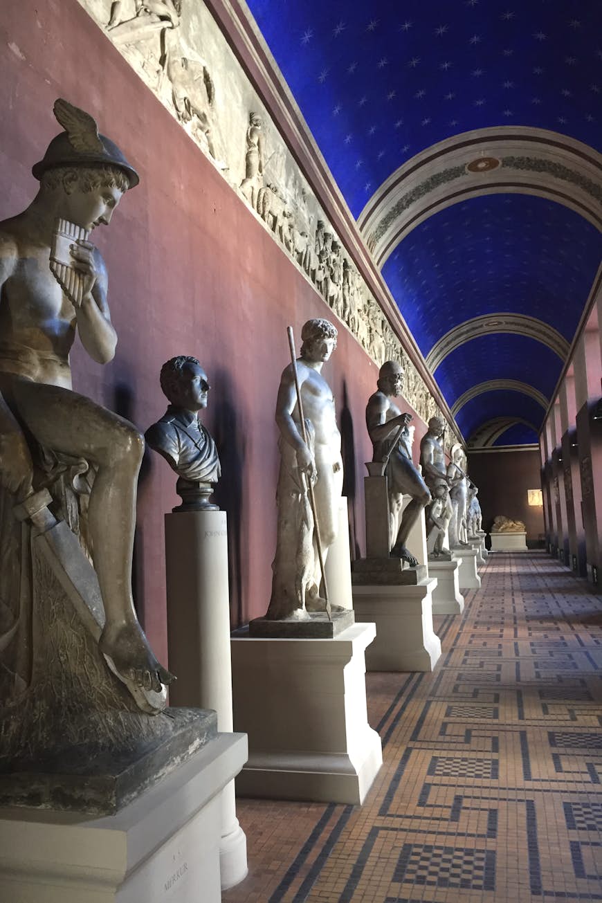 Skulpturer längs Thorvaldsens museums korridorer
