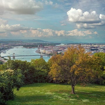 View over Budapest and the Danube from the top of Gellért Hill © Peter Zelei Images / Getty Images