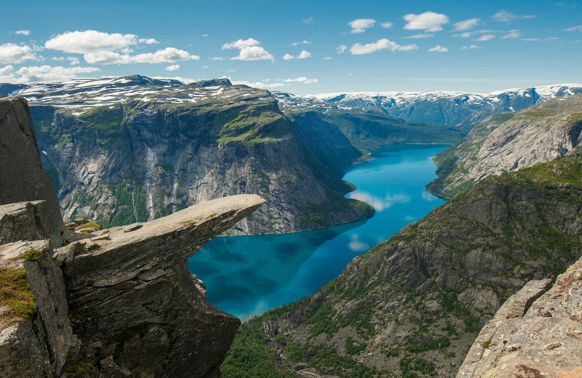 Trolltunga, a rocky ledge that hangs out over Lake Ringedalsvatnet, Norway © javaman3 / Getty Images