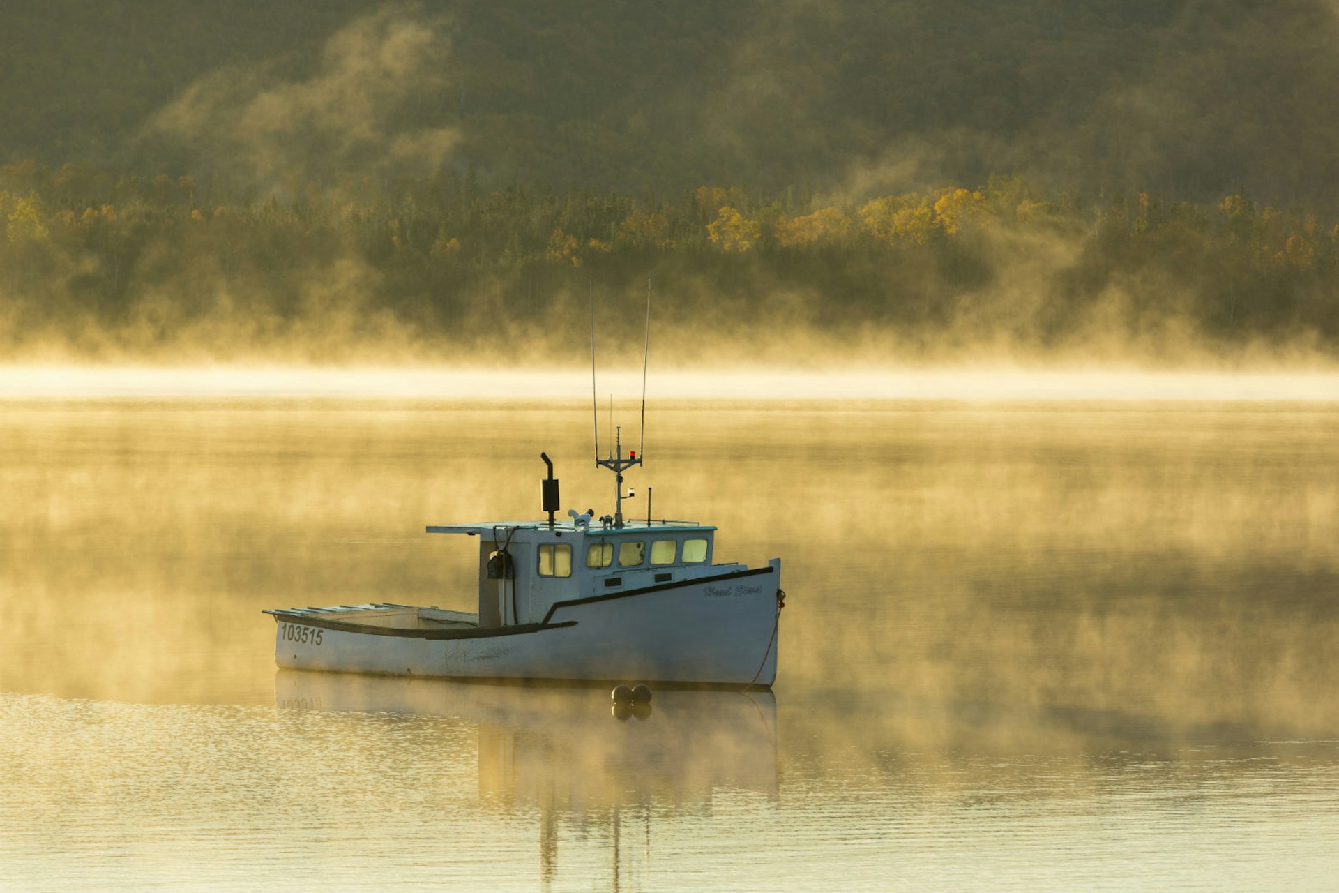 Bras d’Or Lake, Nova Scotia, Canada © Barrett & MacKay / Getty Images
