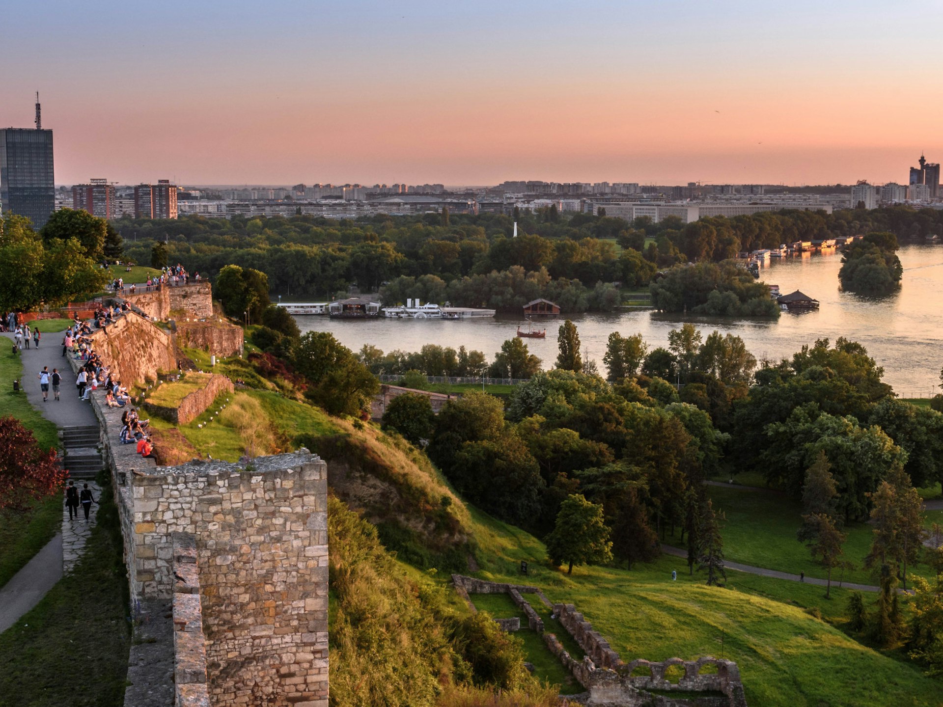 Evening walks on Kalemegdan Fortress above the Sava River © Makicom / Shutterstock