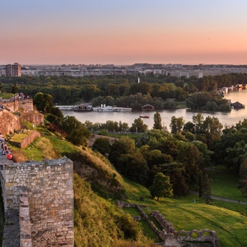 Evening walks on Kalemegdan Fortress above the Sava River © Makicom / Shutterstock
