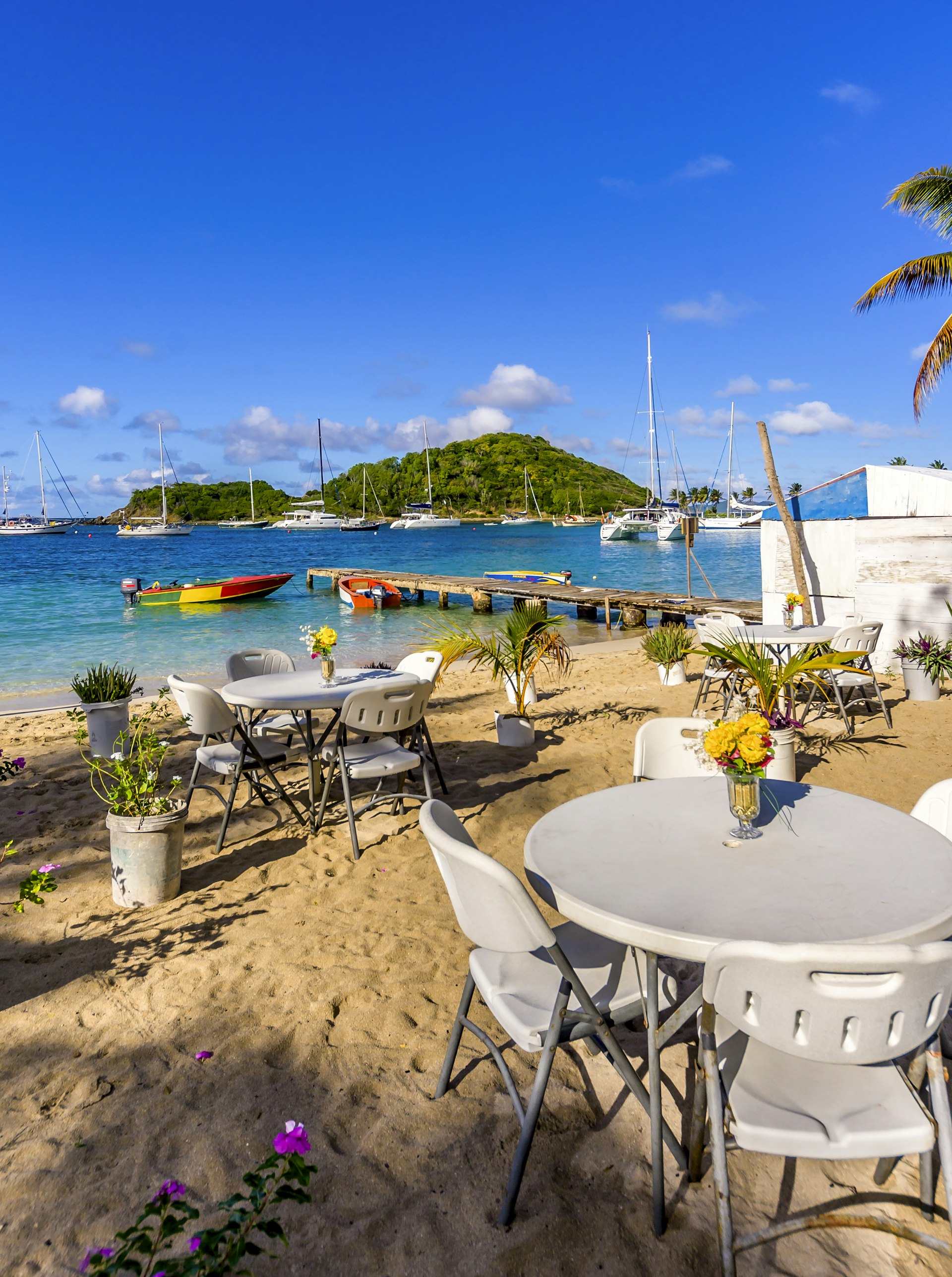 Features - Caribbean, Antilles, Lesser Antilles, Grenadines, Mayreau, Twassante Bay, seaside cafe at beach