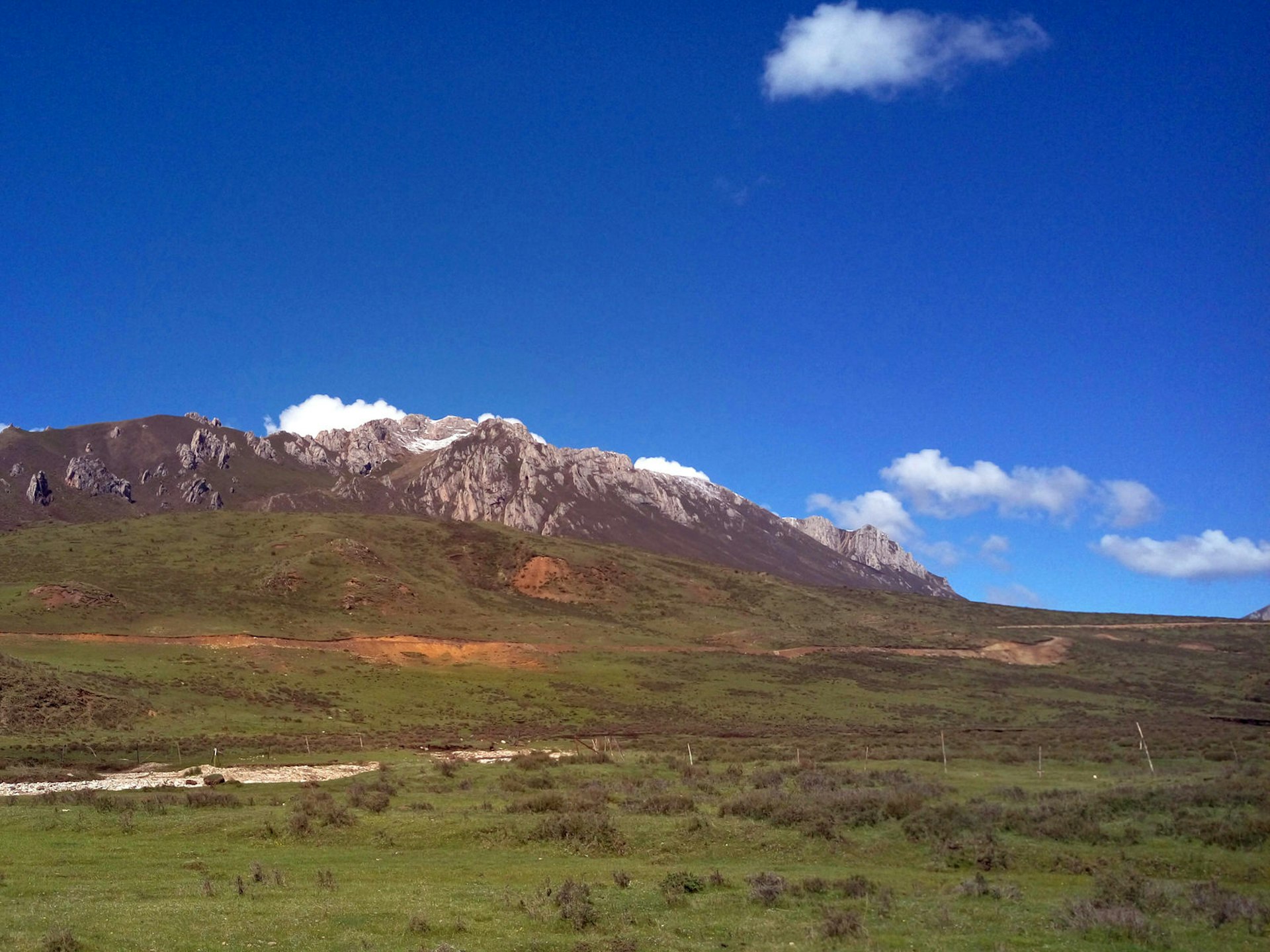 The mountainous grasslands near Langmusi rise to 3600 metres © Tess Humphrys / Lonely Planet