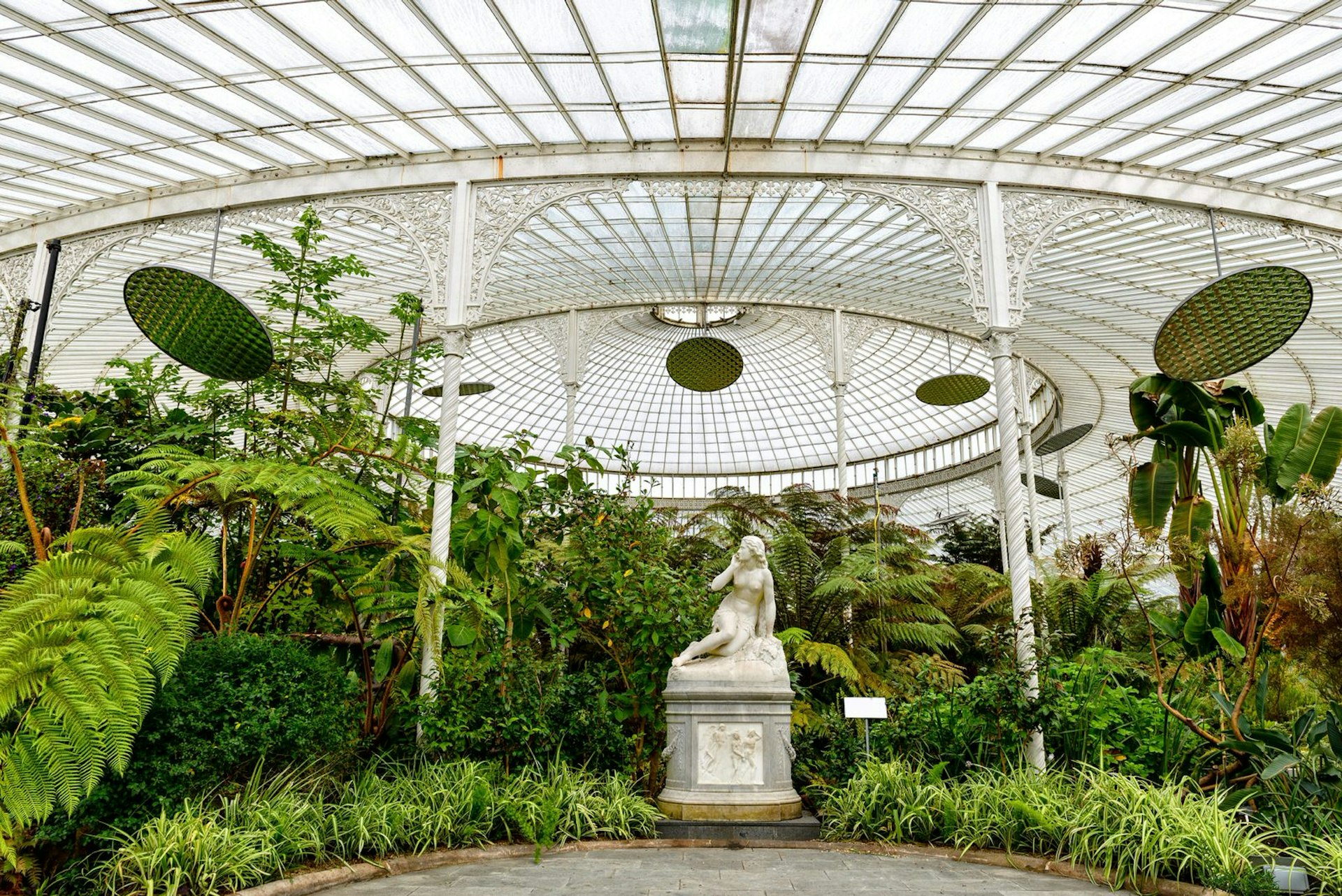 Kibble Palace, a Victorian glasshouse, sits in Glasgow's lovely Botanic Gardens © Matthi / Shutterstock 