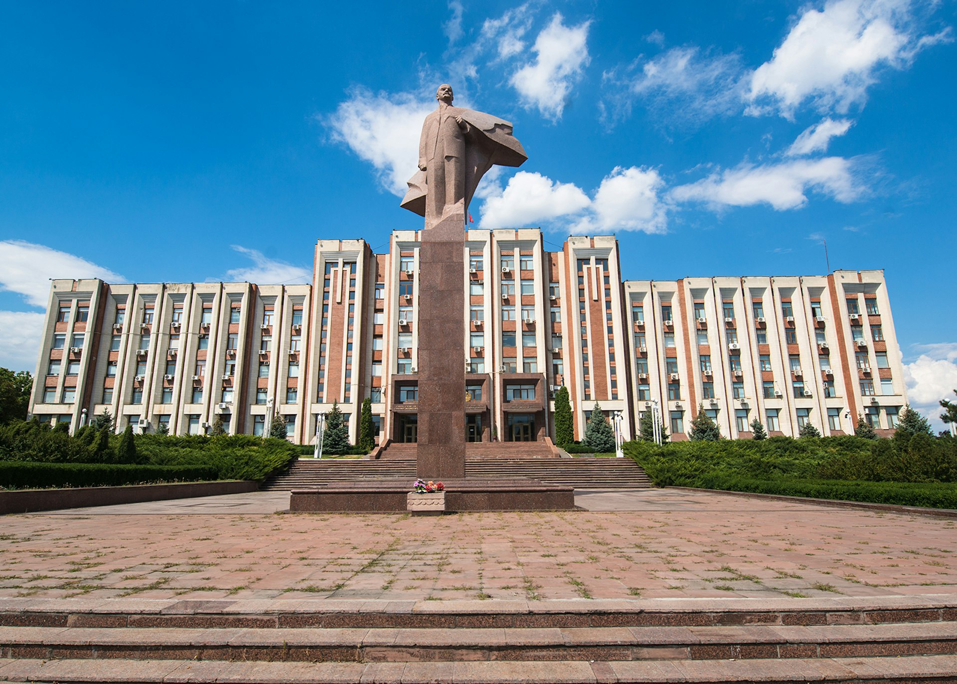 The statue of Lenin in front of the parliament building in Tiraspol, the capital of Transnistria, a self-governing territory not recognised by the United Nations © Pe3k / Shutterstock