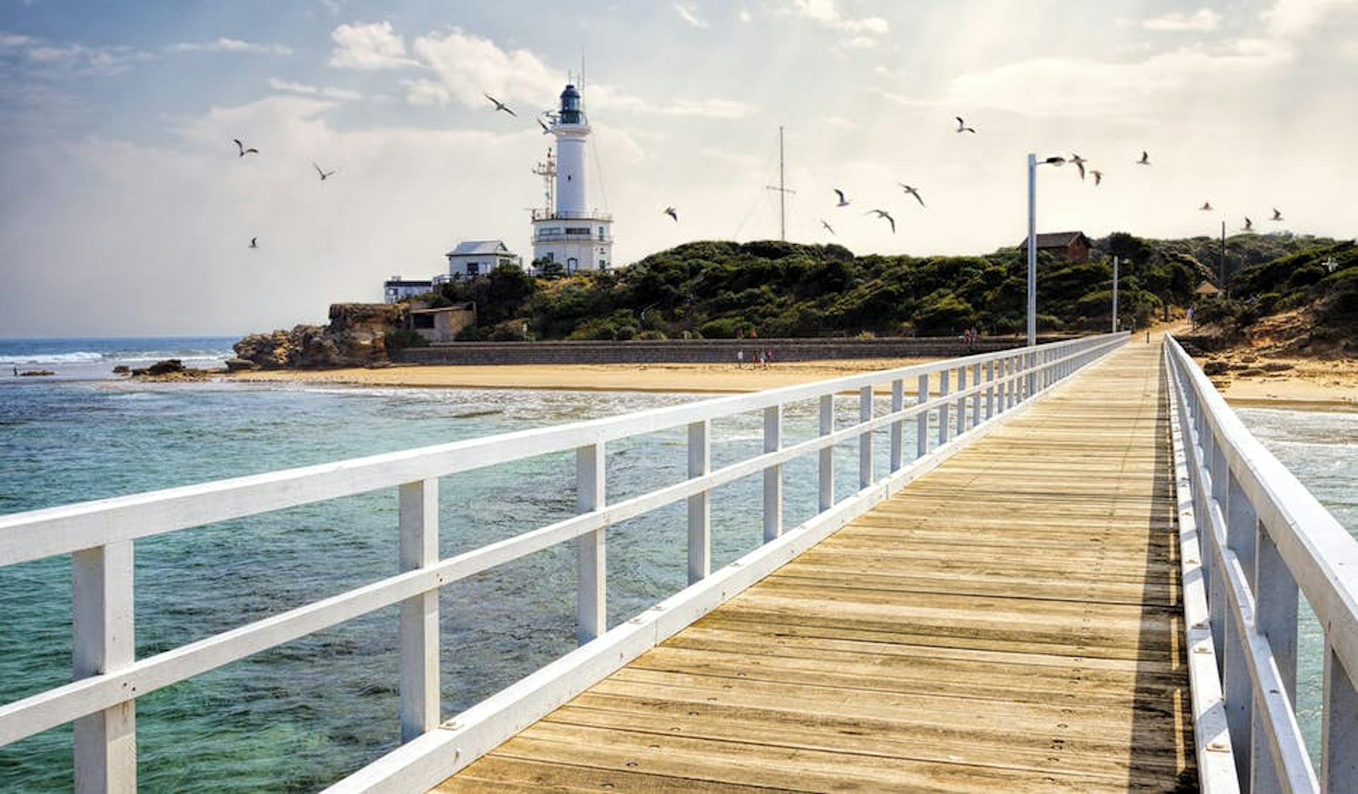 Point Lonsdale Lighthouse, a landmark in the southeast of the Bellarine Peninsula © sbostock / Getty Image