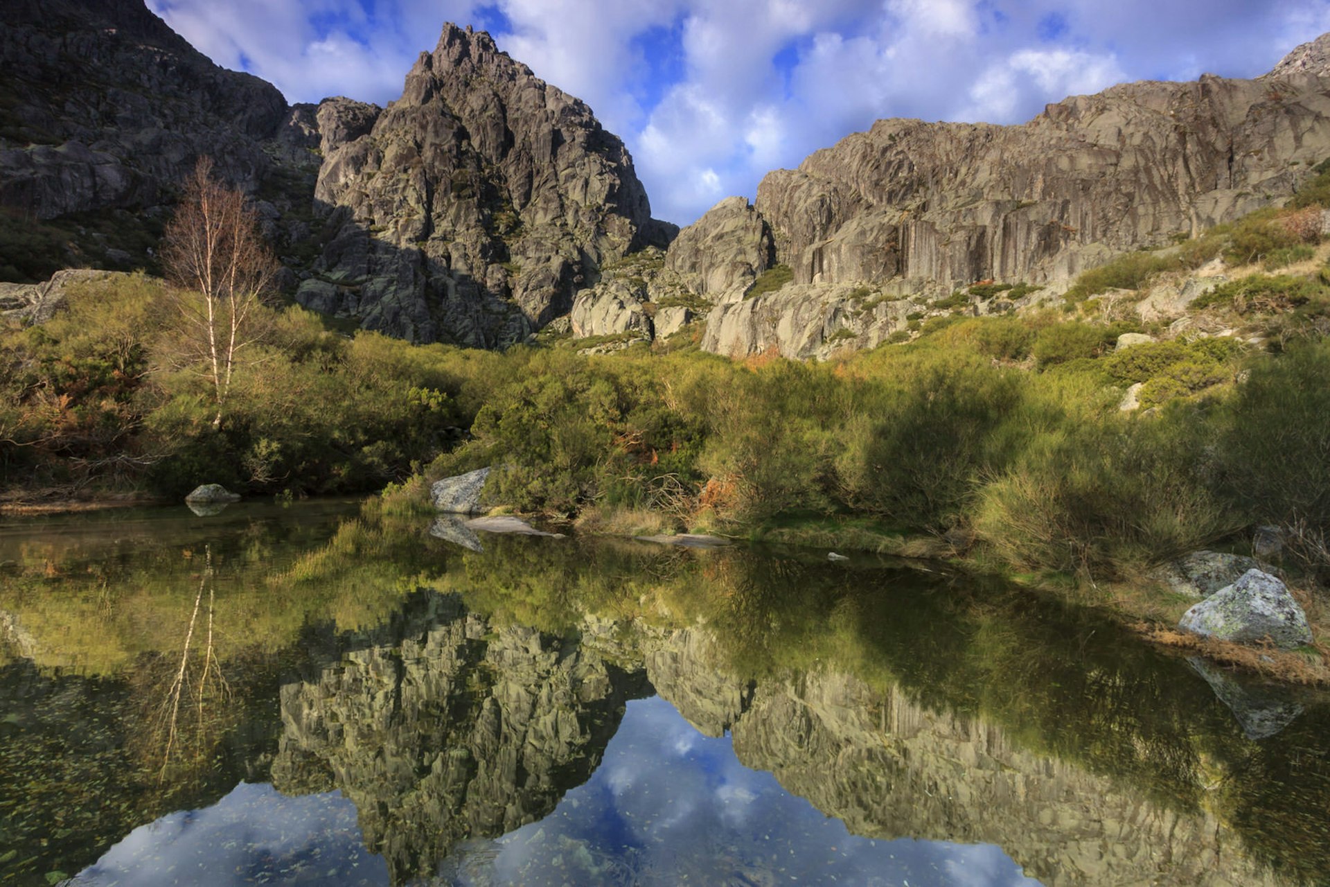 Jagged peaks and a glacial lake in the Parque Natural da Serra da Estrela