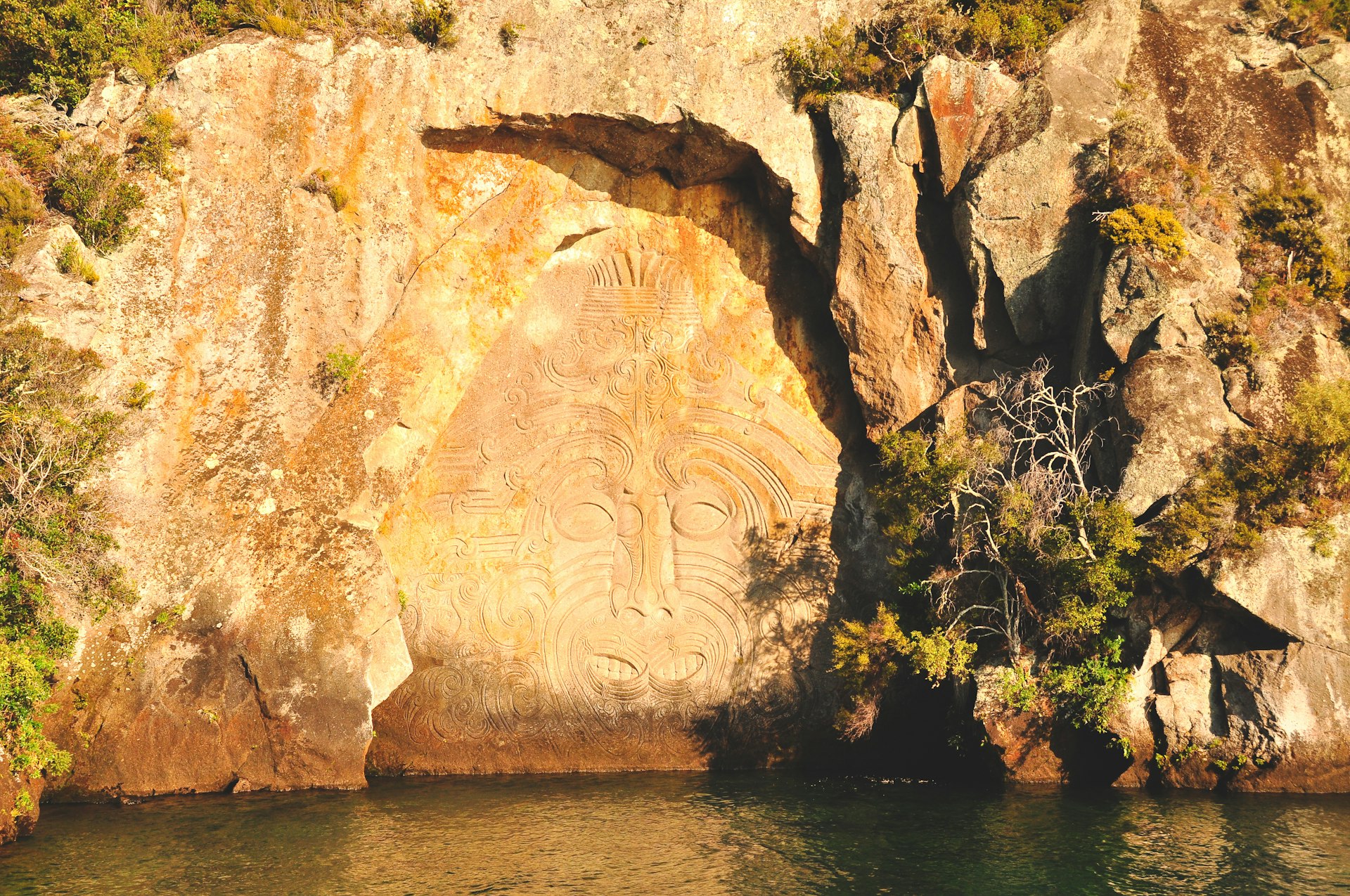 4m-high Māori carvings in a rock face in Lake Taupo