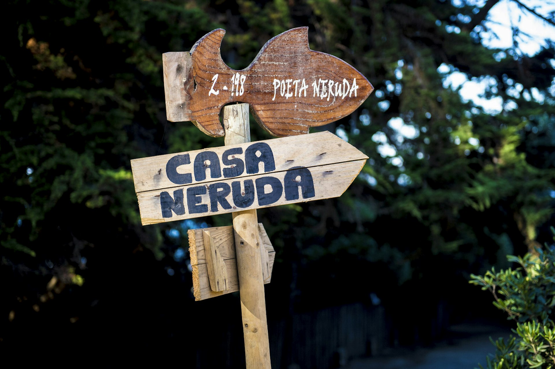 A sign post points the way toward one of Pablo Neruda's homes for those tracing the poet's footsteps © Martin Bernetti / Getty