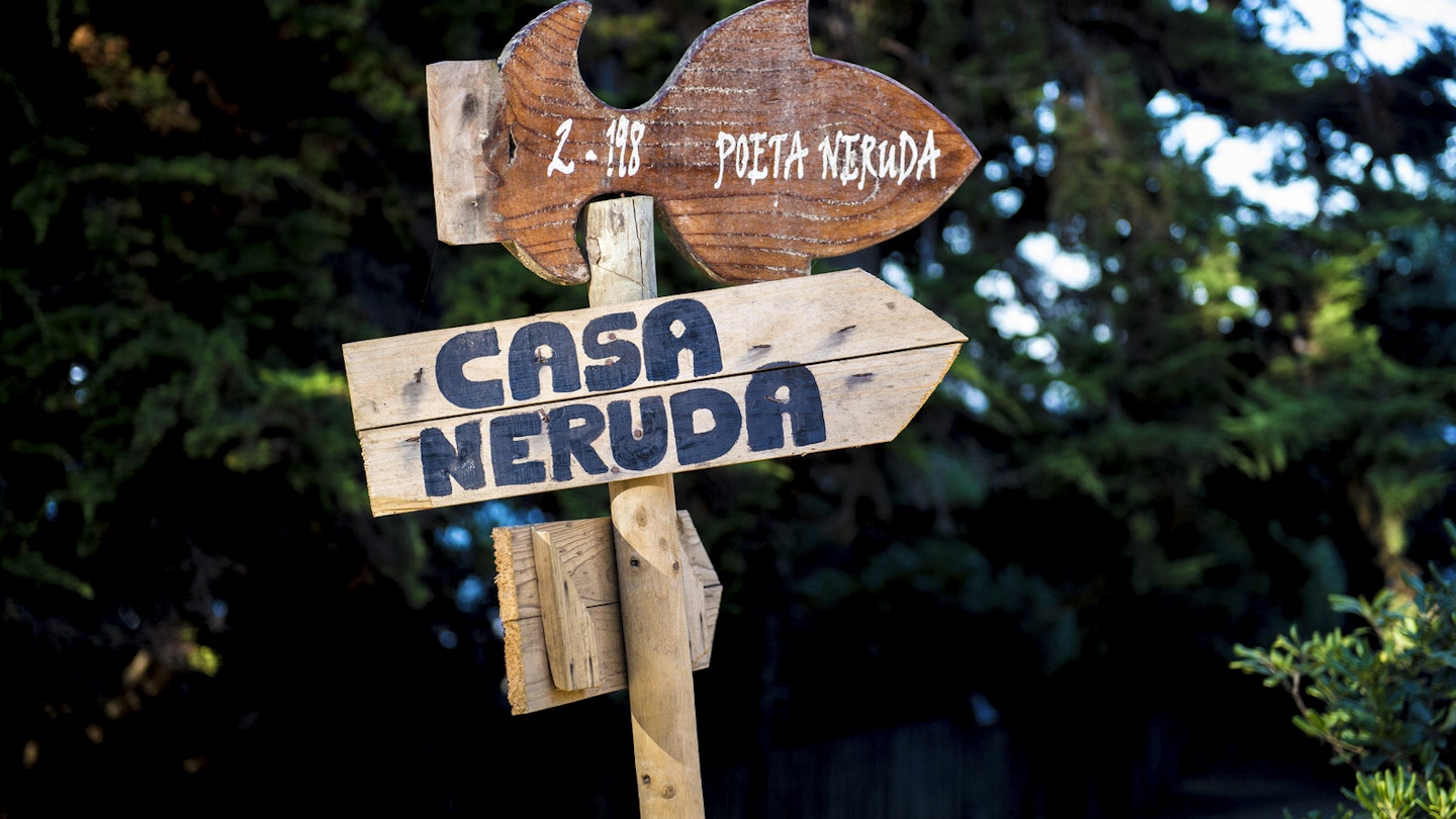 A sign post points the way toward one of Pablo Neruda's homes for those tracing the poet's footsteps © Martin Bernetti / Getty