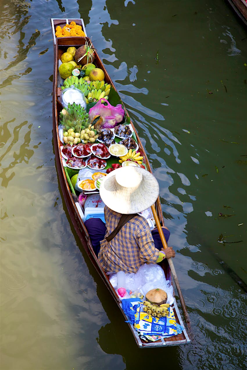 Le marché flottant de Damnoen Saduk près de Bangkok, Thaïlande