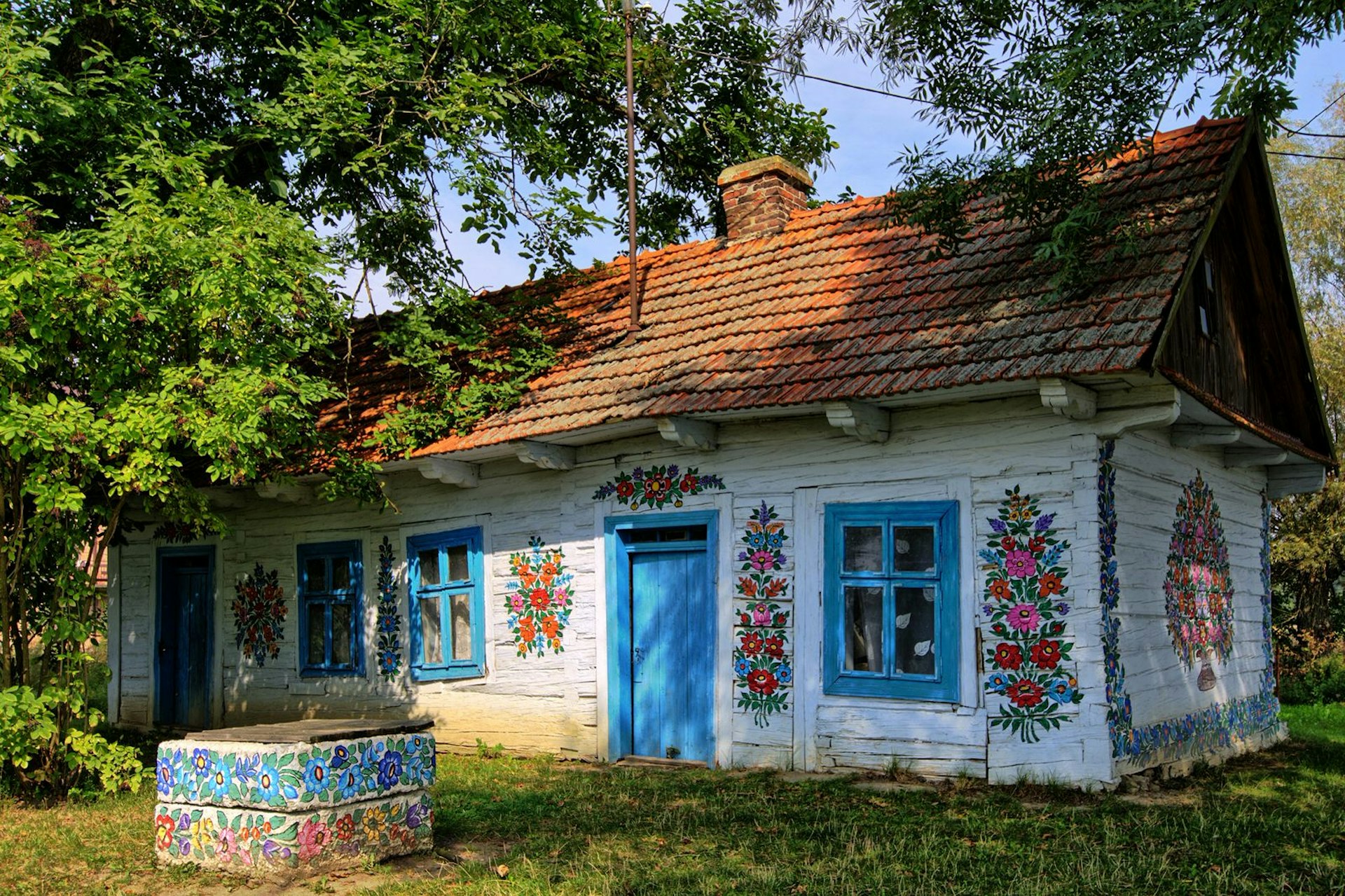 A traditional cottage in Zalipie, Poland, decorated in painted floral patterns © Pawel Litwinski / Getty Images